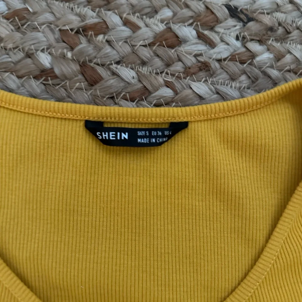 YELLOW KNIT CROP TOP - Picture 3 of 6